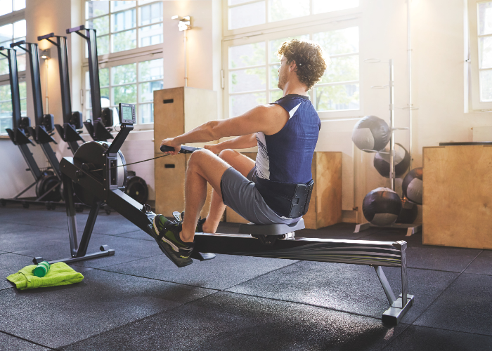 Hombre entrenando después de una lesión con la faja lumbar deportiva Actimove Sports Edition. Hombre entrenando después de una lesión con la faja lumbar deportiva Actimove Sports Edition.